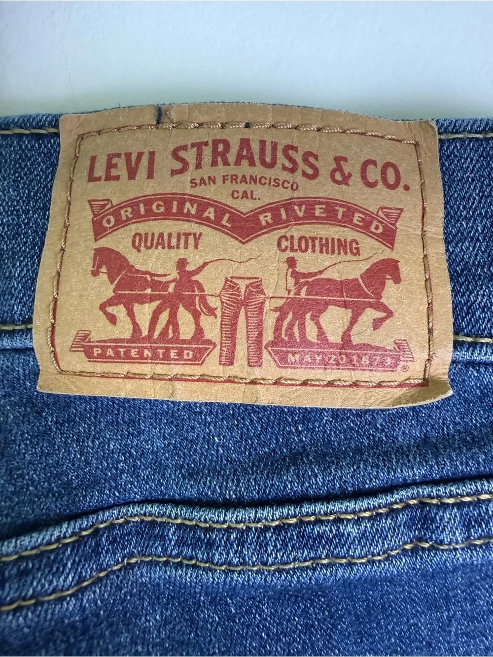 Levi's Women's Mid Rise Classic Straight‎ Medium Wash Blue Jeans